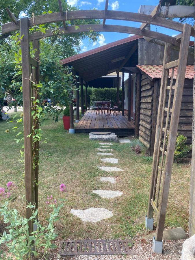 Mobilhome Sous Chalet En Bois A La Ferme Josnes Zewnętrze zdjęcie