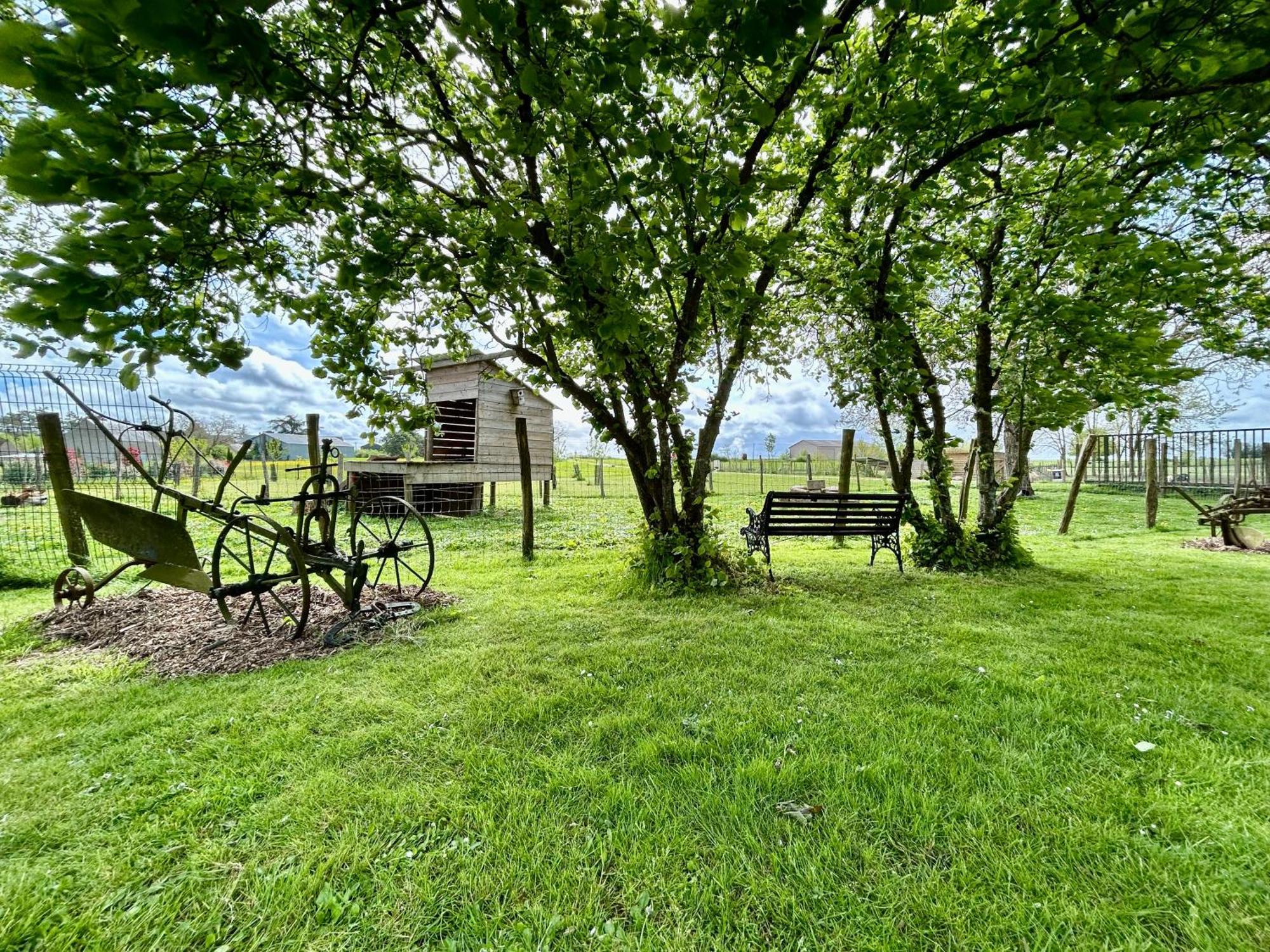 Mobilhome Sous Chalet En Bois A La Ferme Josnes Zewnętrze zdjęcie
